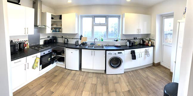 Huge ensuite in East Acton Main Photo