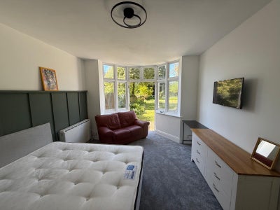 Spacious Double Bedroom  Main Photo