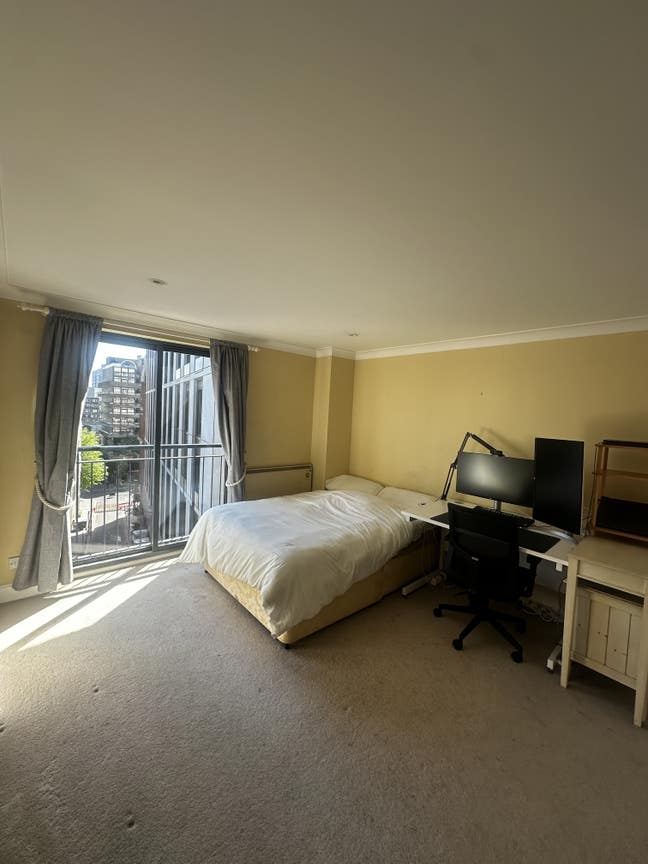 Ensuite in a 2 bed flat at the Barbican Main Photo