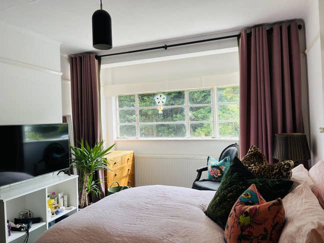 Double room in Woodford — bills incl, forest views Main Photo