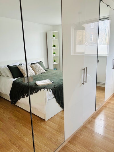 Master Bedroom for Couple/ Modern/ Notting Hill Main Photo