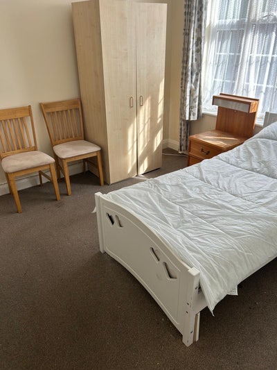 One room to let in flat in carshalton Main Photo