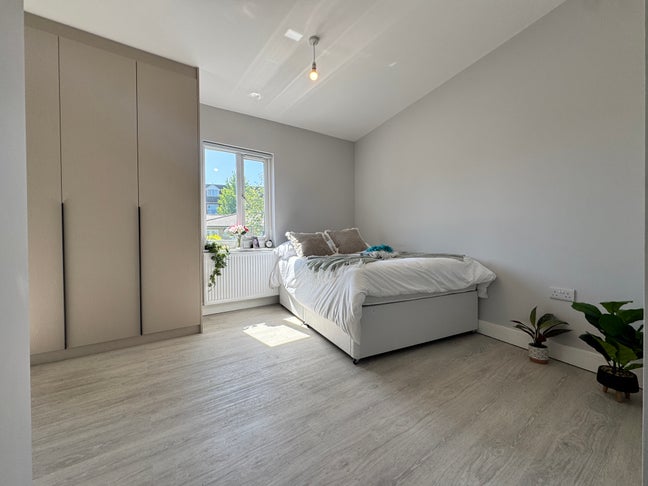  Refurbished  Studio,  Willesden,  NW2 -  BILLS  INC
 Main Photo