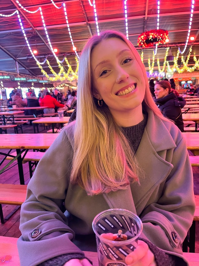 Hi! My name is Lizzie, I’m 24 and work full... Main Photo