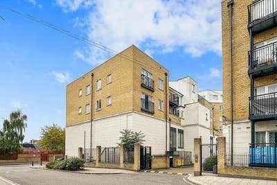 *E1- Top Furnished Double Room Near the City* Main Photo