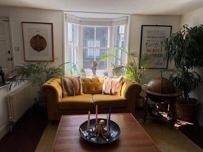 Beautiful townhouse basement room with window Main Photo
