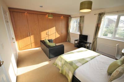 Large Double En-Suite Room + Parking - June  Main Photo