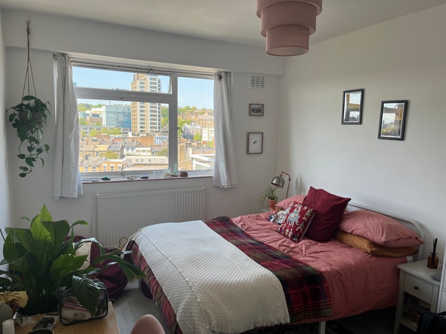 Sunny double room in Archway top-floor flat Main Photo