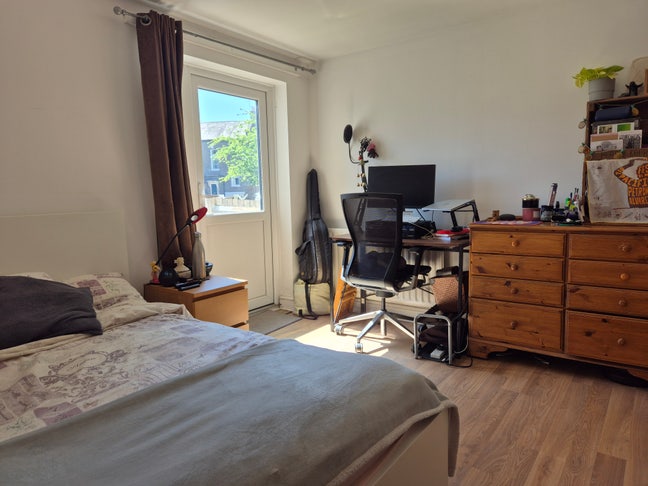 Large Double Room with direct Garden Access Main Photo