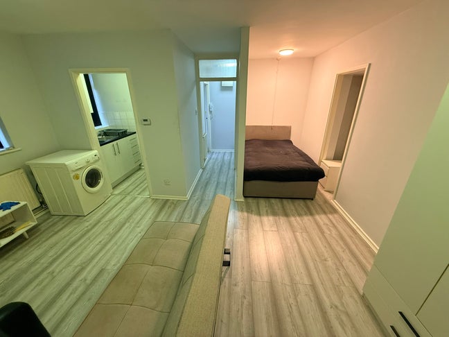 Contained Studio Flat for Rent – Willesden Main Photo