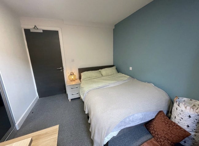 Double bedroom available  Main Photo