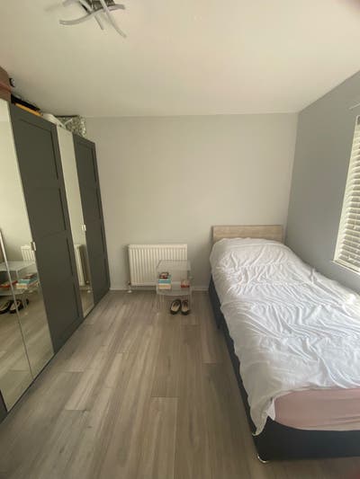 Newly redecorated large furnished single  Main Photo