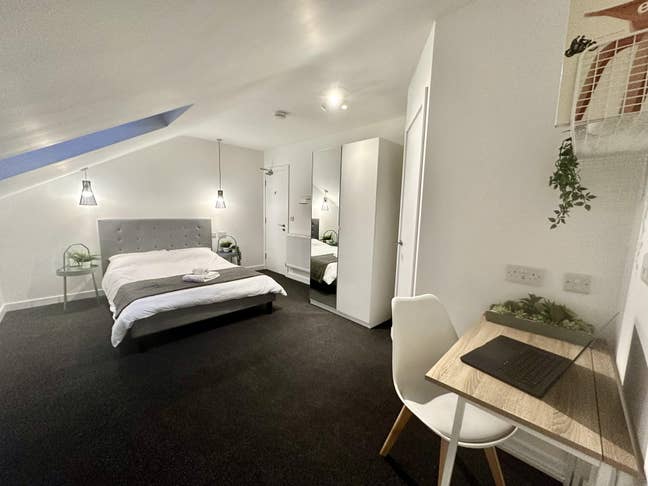 Modern Double Attic Room with En Suite Main Photo