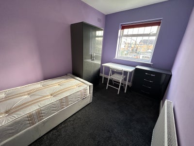 Bright Room w/ Workspace * 5 min walk to Jubilee❗ Main Photo