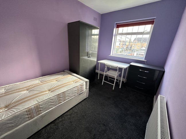 Bright Room w/ Workspace * 5 min walk to Jubilee Main Photo