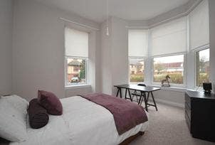 Double Room in Spacious West-End Flat  Main Photo