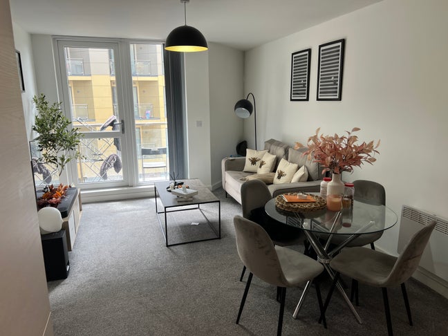 Stylish Room Share Available in Modern 2-Bed Apt Main Photo