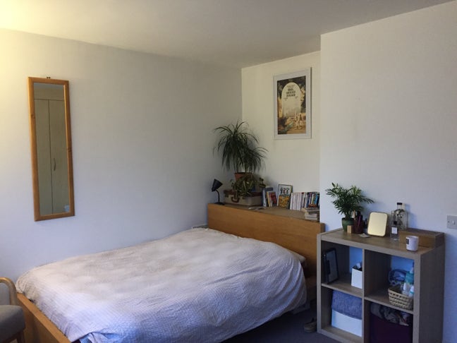 Bright quiet top floor room in a huge E2 house :) Main Photo