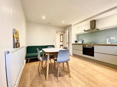 🌸 Double Room All-Female Flat | Living + Garden Main Photo