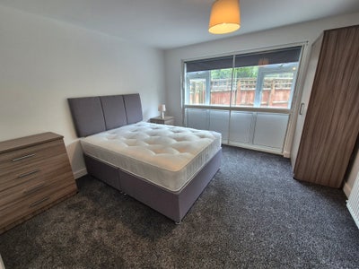 Stunning Double Room 15 min Drive from Man Airport Main Photo
