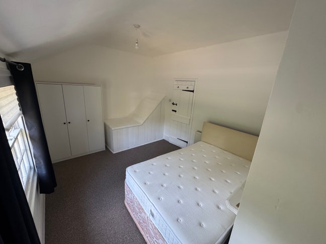 Large Bedroom in Central Fleet Location Main Photo