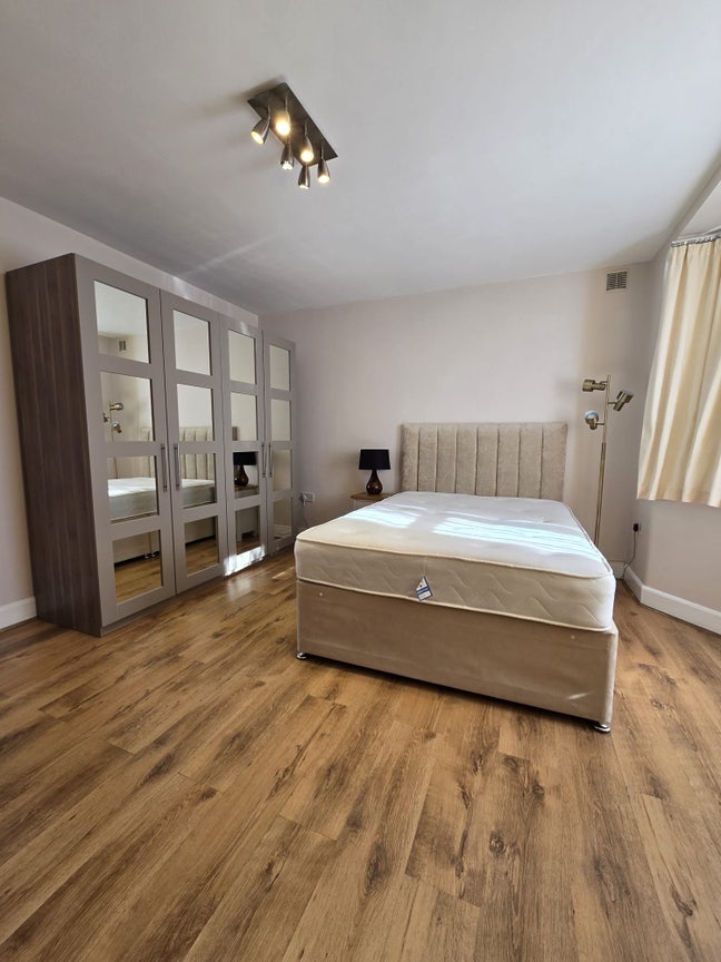 Very large double room in refurbished garden flat Main Photo