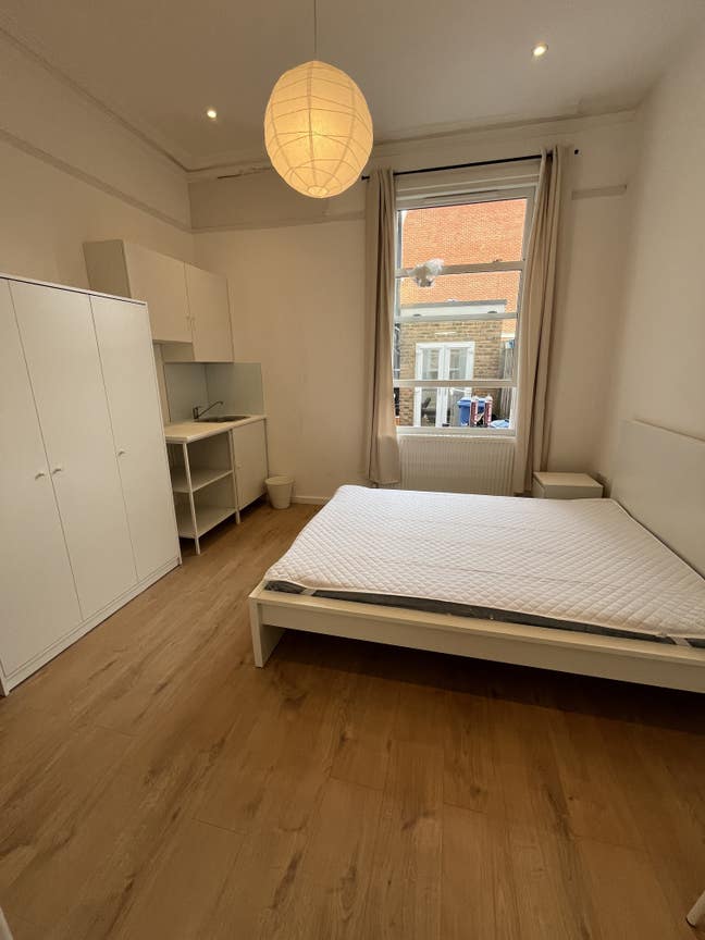 Ensuite Room+Kitchenette| Bills Included| Chiswick Main Photo