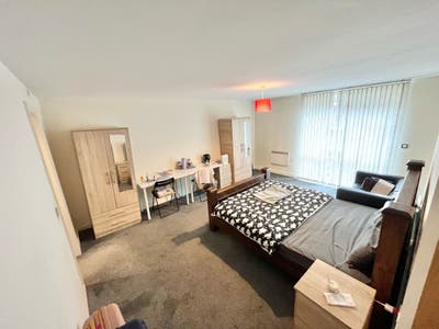Spacious Ensuite Room – B18 6HP - Bills Inc  Main Photo