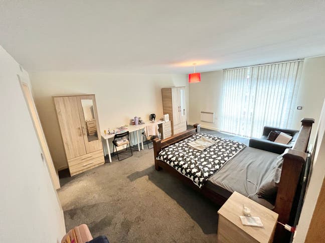 Spacious Ensuite Room – B18 - Bills Inc  Main Photo