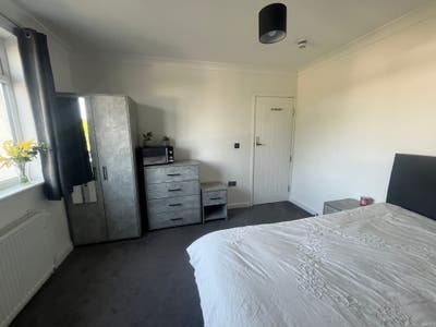 NW10 Hanger Lane Ensuite  Room Newly Refurb Main Photo