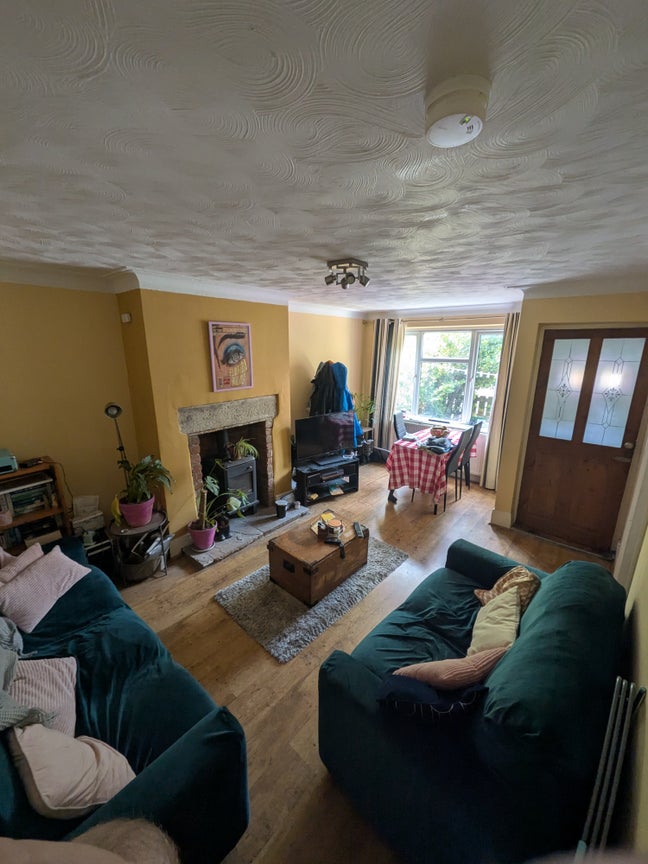 Spacious double bedroom available in Kirkstall Main Photo
