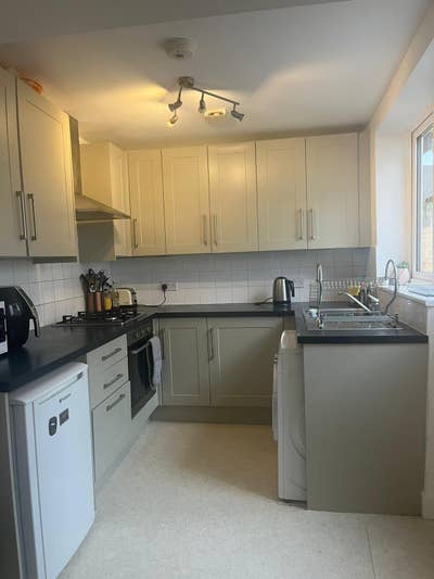 Large  Double Room in all female house Main Photo