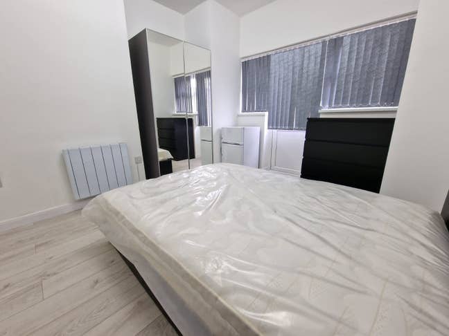 En-suite Studio Style Room in High Town Area  Main Photo