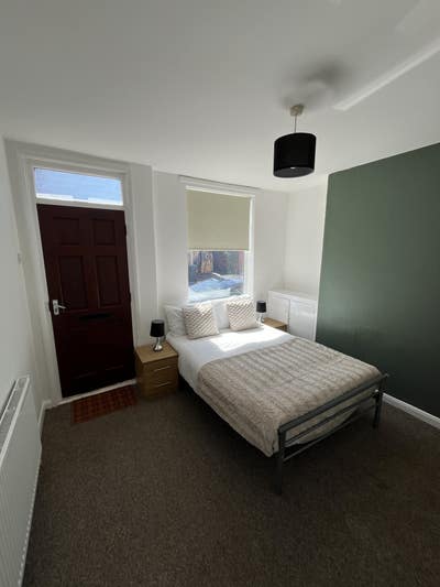 Furnished Ground Floor Room on Laurel Avenue Main Photo