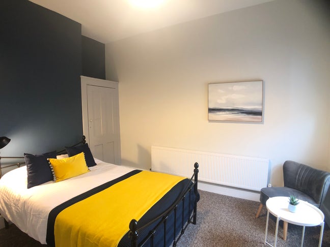 Superb Room for Professionals with Parking Main Photo