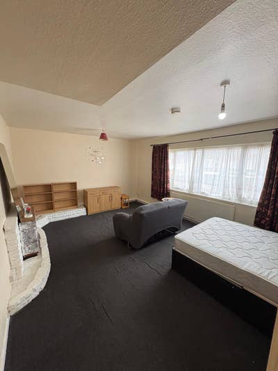Very large spacious room to rent! Main Photo