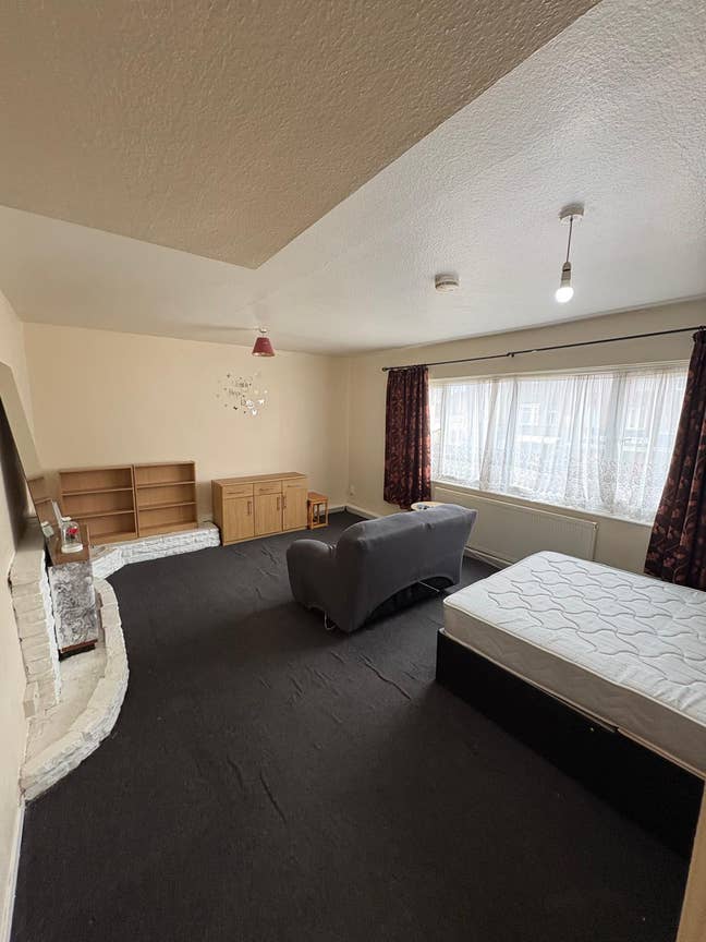Very large spacious room to rent! Main Photo