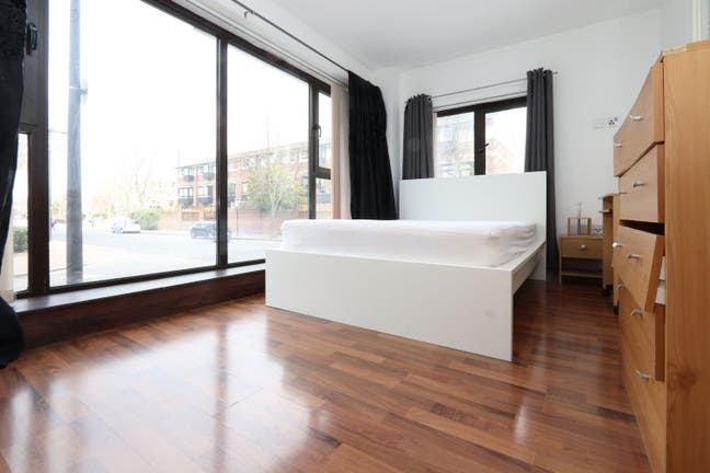 Modern 3-Bed Flat with Lounge/ En-Suite + Doubles  Main Photo