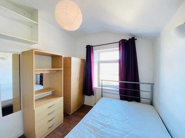 Ensuite room E15 Main Photo