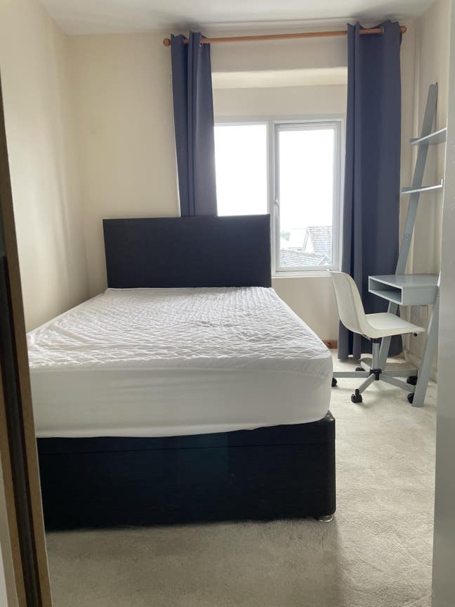 Bright room in shared property  Main Photo
