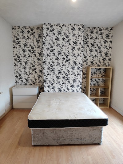A spacious, bright room Main Photo