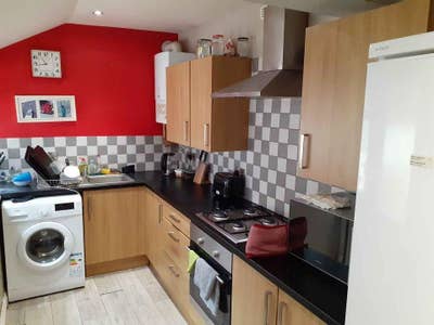 Well-maintained room with quiet housemates. Main Photo