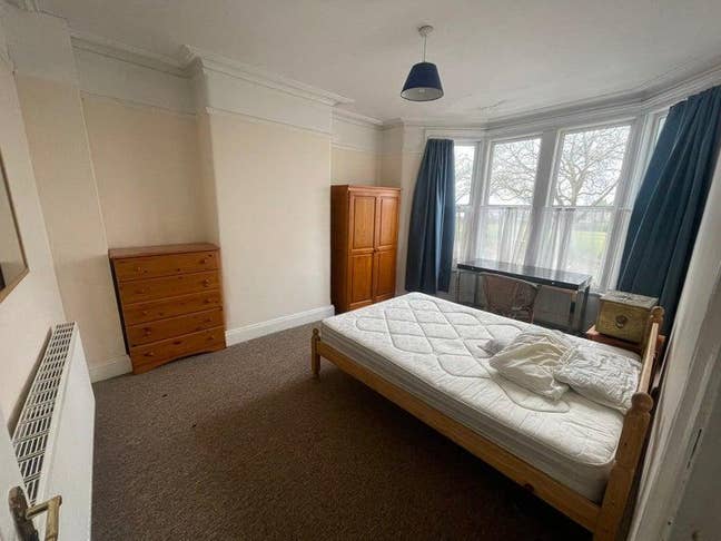 Double room in friendly sociable house Main Photo