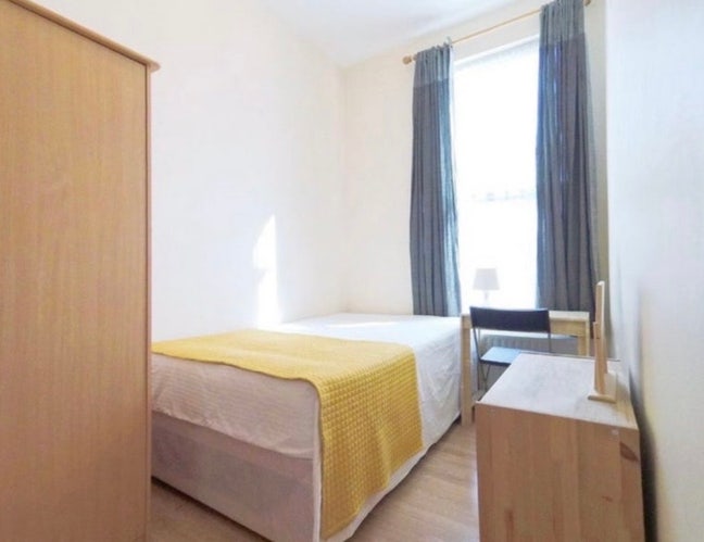 Double room in share house, 5 min Ealing Common Main Photo