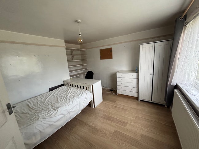 Lovely Double Room available in 3 Bedroom House. Main Photo