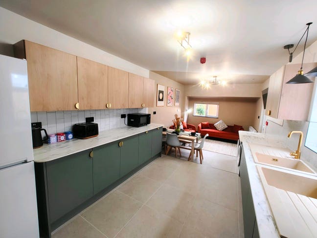 6 Double En- suite Rooms in Stunning Property Main Photo