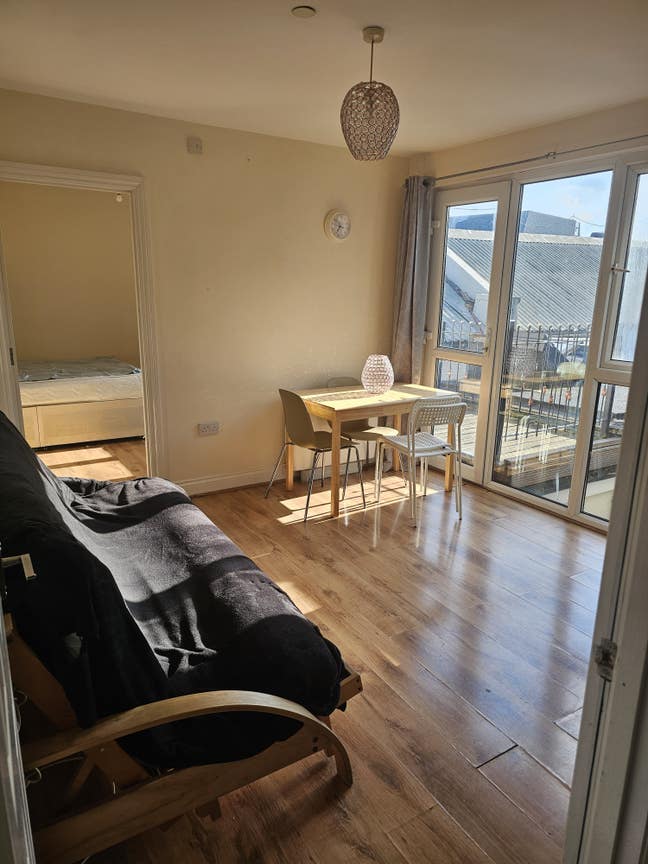 2 double bedroom flat with roof terrace, quite & b Main Photo