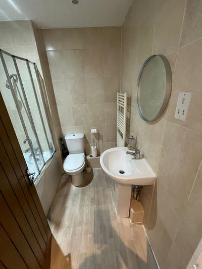 2 Room Stratford Universal Credit Allow. 1100-1300 Main Photo