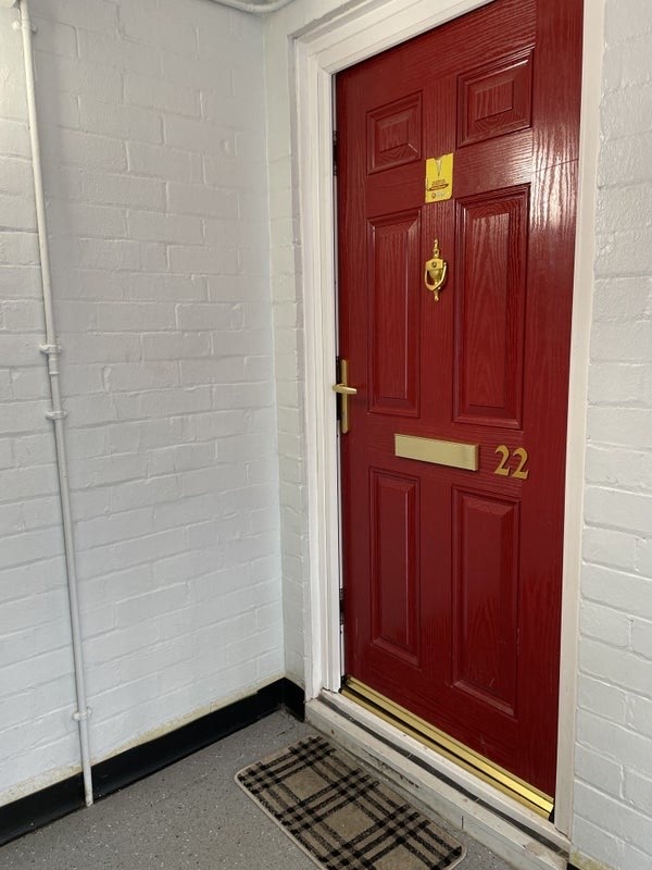 A furnished room available immediately for move in Main Photo