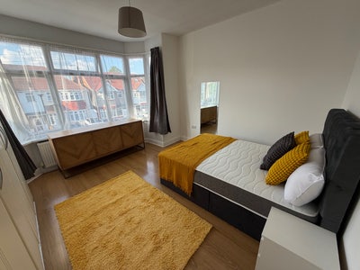 Beautiful, Spacious Double Room in Alperton Main Photo